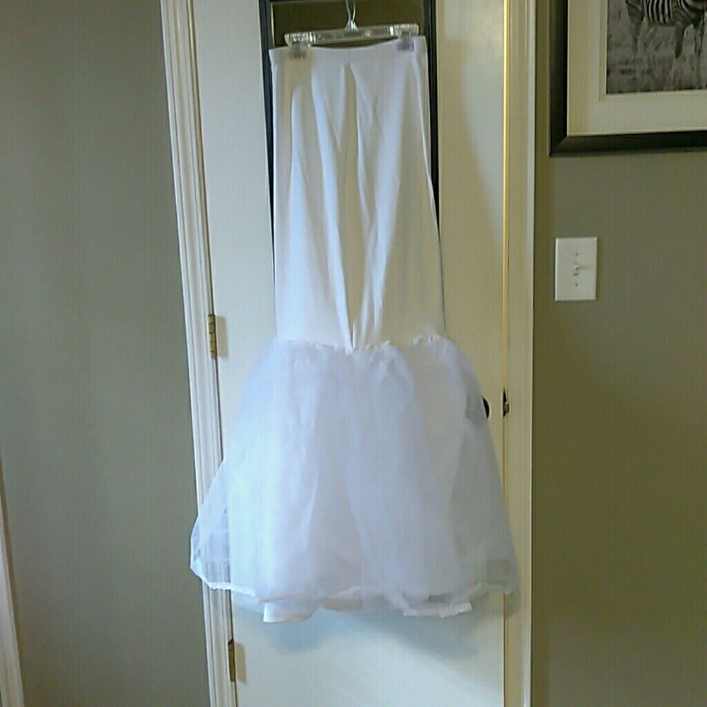 Trumpet skirt slip